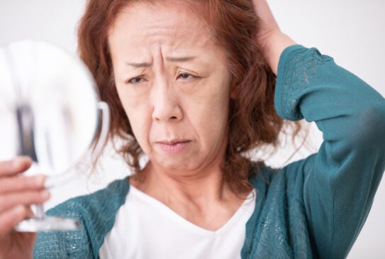 見た目年齢を左右する女性の薄毛対策！原因と効果的な改善方法を徹底解説
