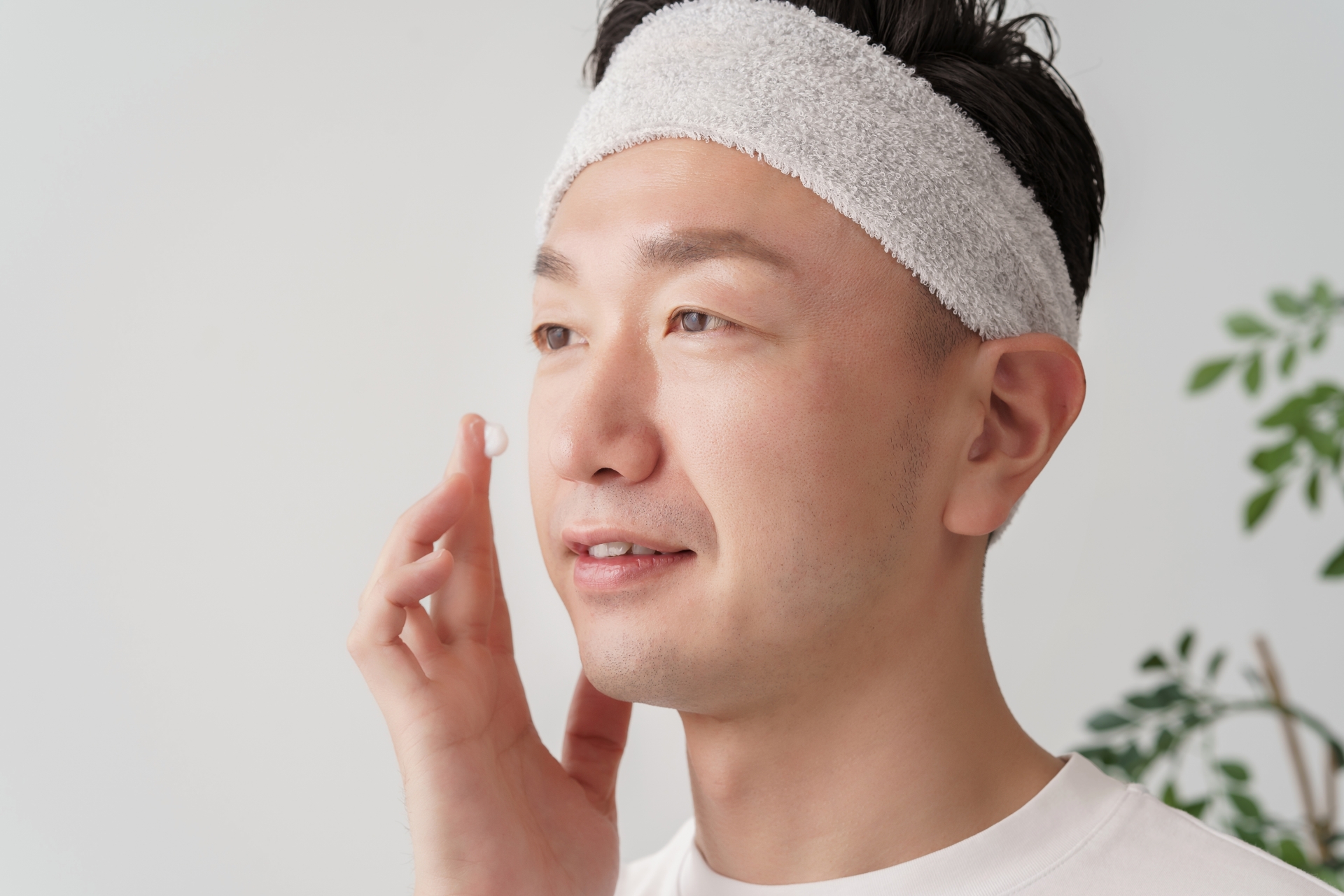 生え際の後退はなぜ起こる?M字はげのメカニズムと初期症状