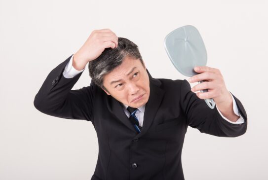 なぜ自分の髪は薄くなるのか?「はげ」の本当の原因とAGAの仕組み