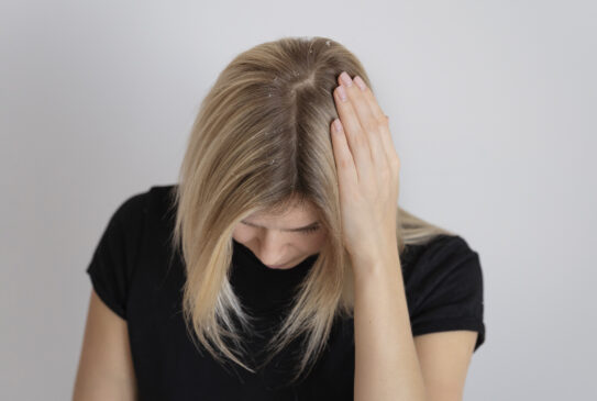 全体的に髪が薄くなるびまん性脱毛症の初期サインと対策
