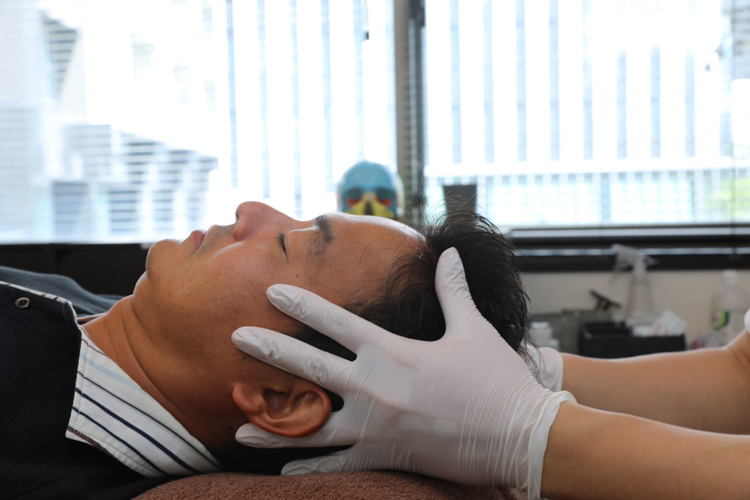 頭皮マッサージだけで薄毛は改善するか?プロが教える真実と正しい方法